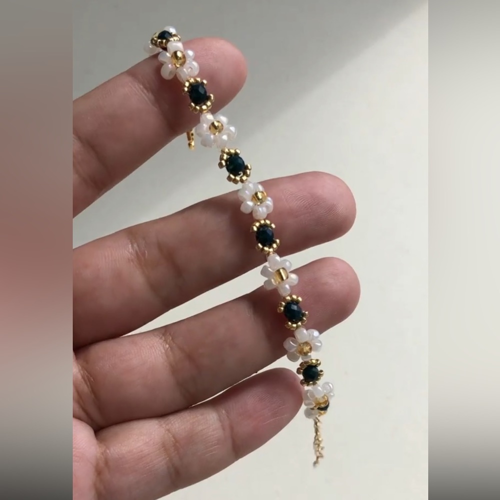 Daisy flower beaded bracelet